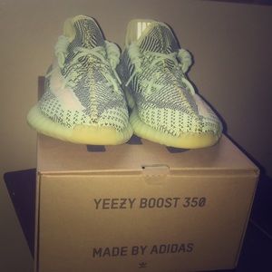 Yeezy yeeree size 9, they are brand new.